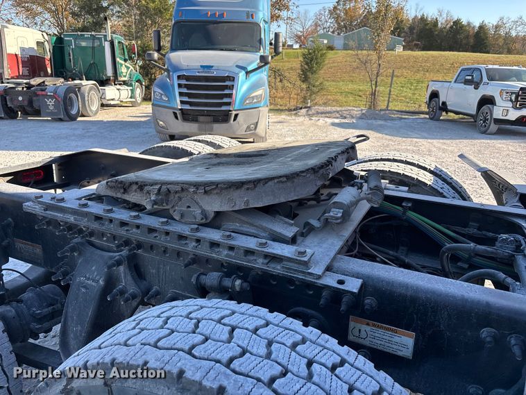 image for item DW7268 2020 Freightliner Cascadia semi truck