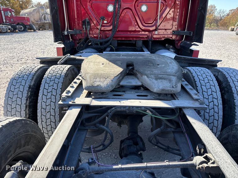 image for item DW7268 2020 Freightliner Cascadia semi truck