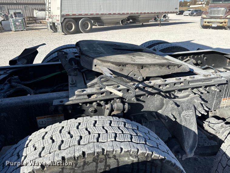 image for item DW7268 2020 Freightliner Cascadia semi truck