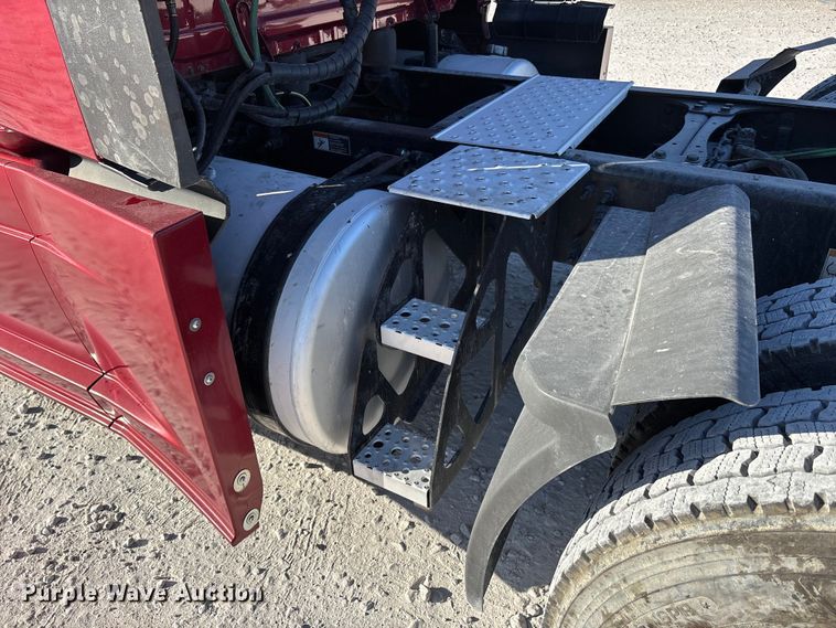 image for item DW7268 2020 Freightliner Cascadia semi truck