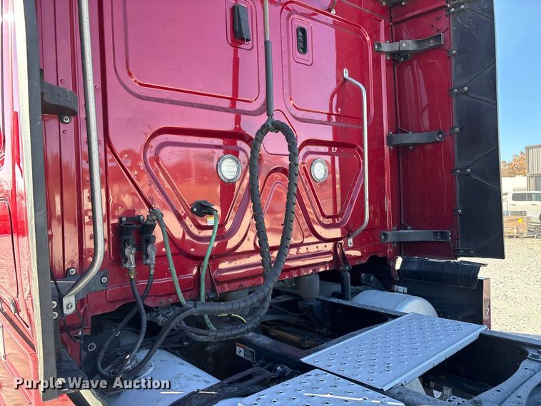 image for item DW7268 2020 Freightliner Cascadia semi truck