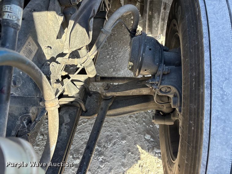 image for item DW7268 2020 Freightliner Cascadia semi truck