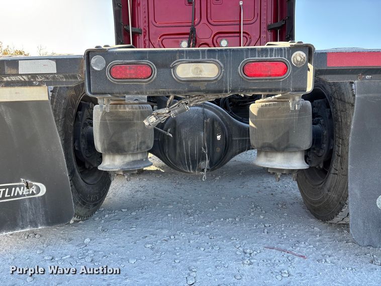 image for item DW7268 2020 Freightliner Cascadia semi truck