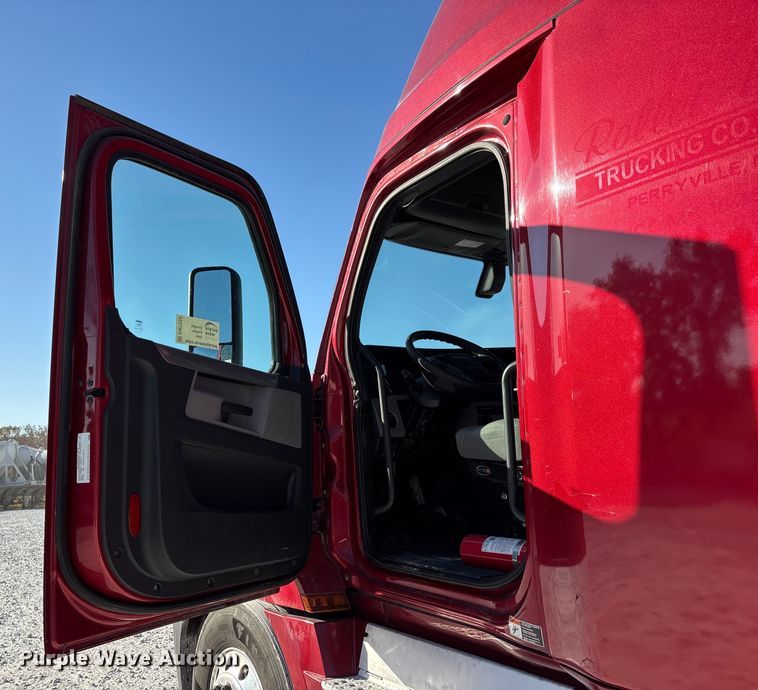 image for item DW7268 2020 Freightliner Cascadia semi truck