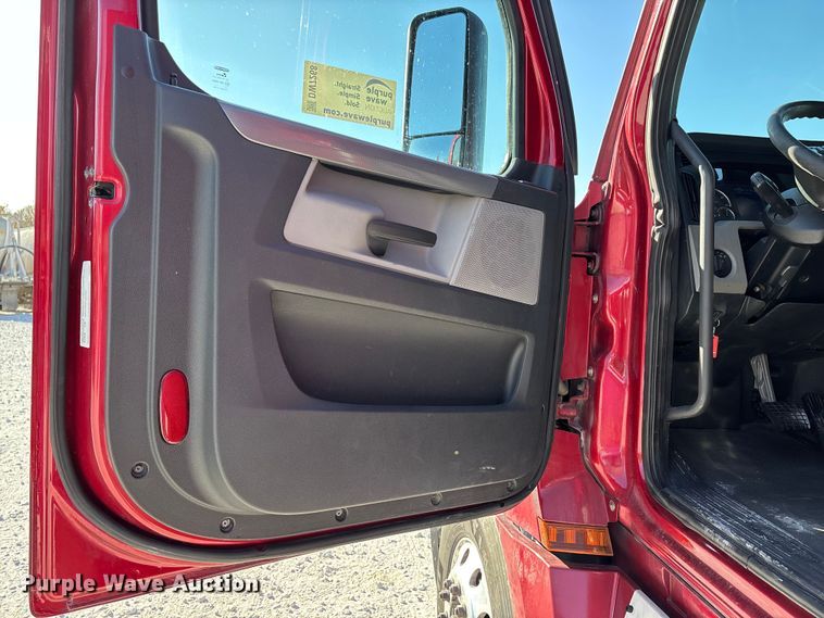 image for item DW7268 2020 Freightliner Cascadia semi truck