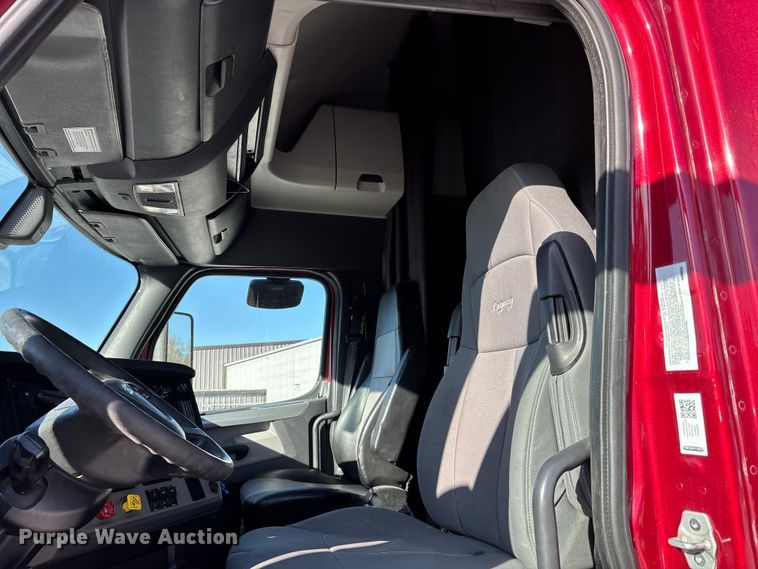 image for item DW7268 2020 Freightliner Cascadia semi truck