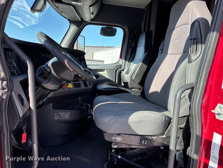 image for item DW7268 2020 Freightliner Cascadia semi truck