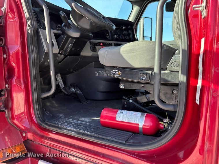 image for item DW7268 2020 Freightliner Cascadia semi truck