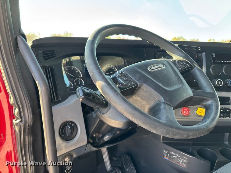 image for item DW7268 2020 Freightliner Cascadia semi truck