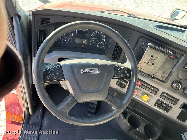 image for item DW7268 2020 Freightliner Cascadia semi truck