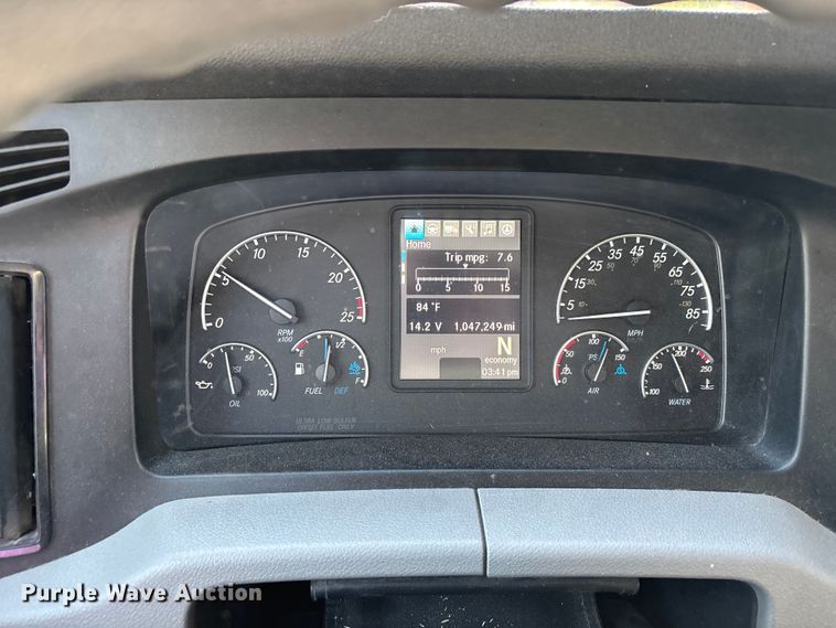 image for item DW7268 2020 Freightliner Cascadia semi truck