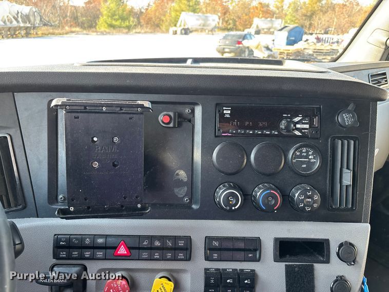 image for item DW7268 2020 Freightliner Cascadia semi truck