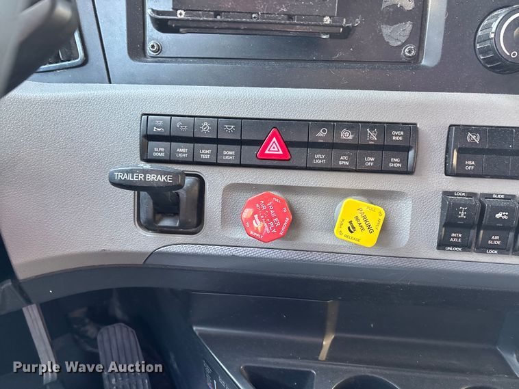 image for item DW7268 2020 Freightliner Cascadia semi truck