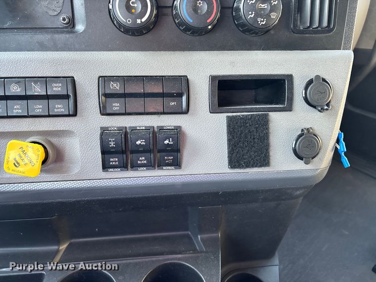 image for item DW7268 2020 Freightliner Cascadia semi truck