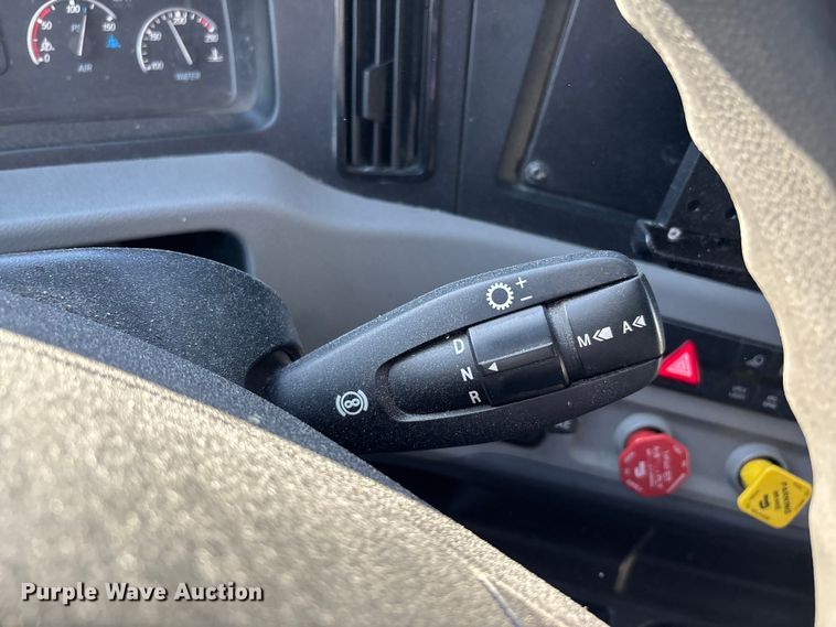 image for item DW7268 2020 Freightliner Cascadia semi truck