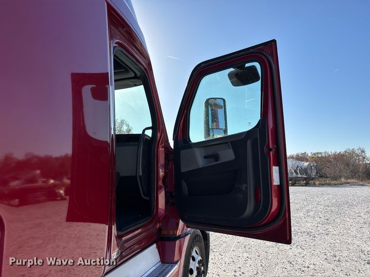 image for item DW7268 2020 Freightliner Cascadia semi truck