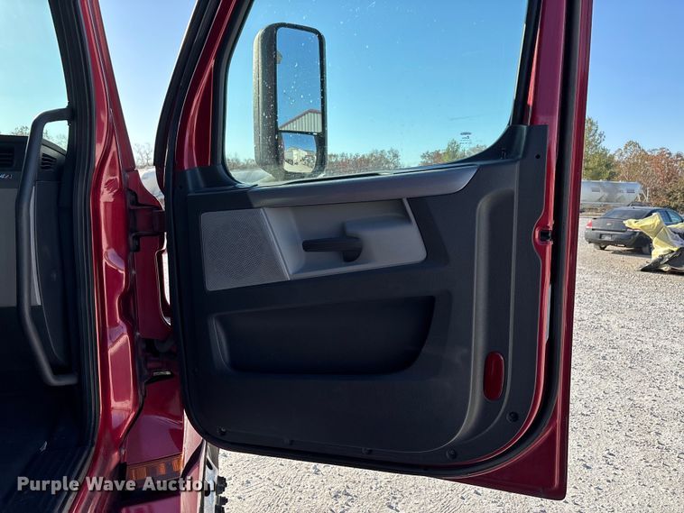 image for item DW7268 2020 Freightliner Cascadia semi truck