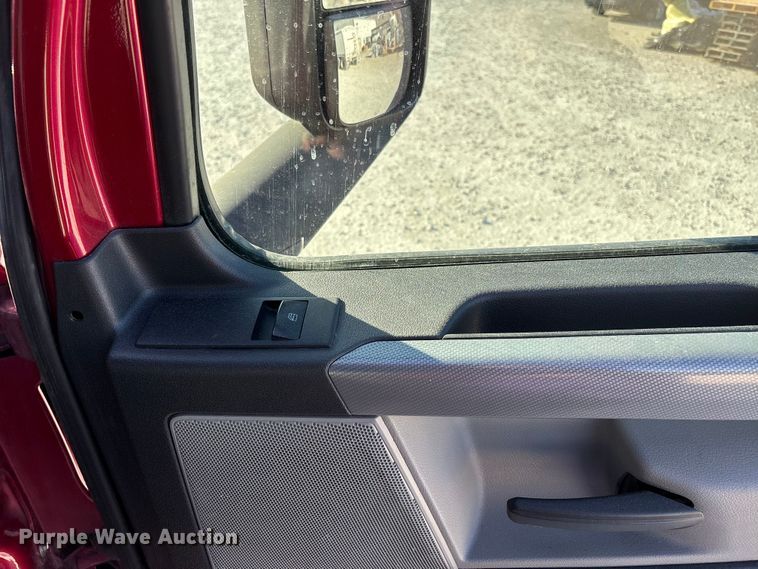 image for item DW7268 2020 Freightliner Cascadia semi truck