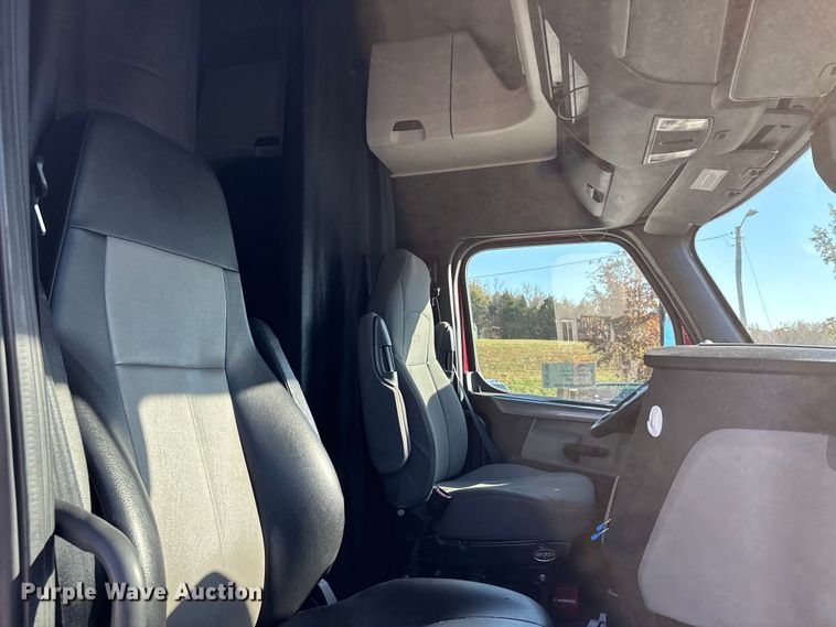 image for item DW7268 2020 Freightliner Cascadia semi truck