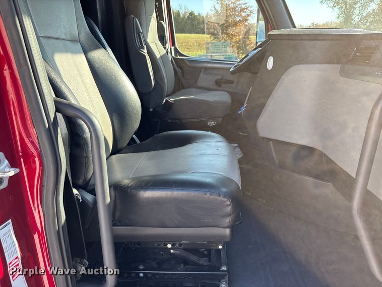 image for item DW7268 2020 Freightliner Cascadia semi truck