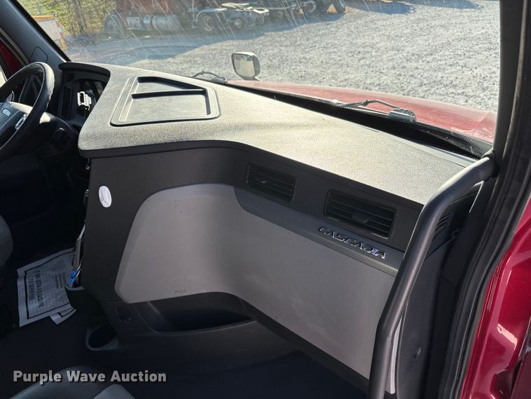 image for item DW7268 2020 Freightliner Cascadia semi truck