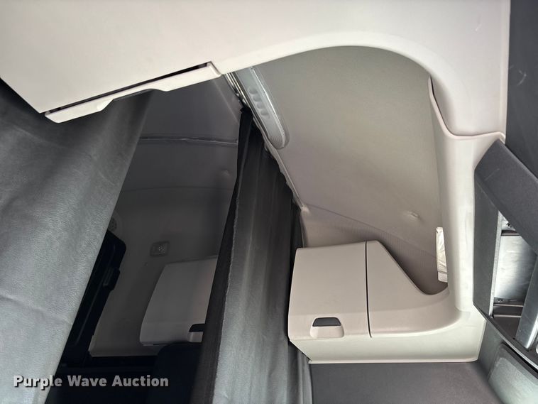 image for item DW7268 2020 Freightliner Cascadia semi truck