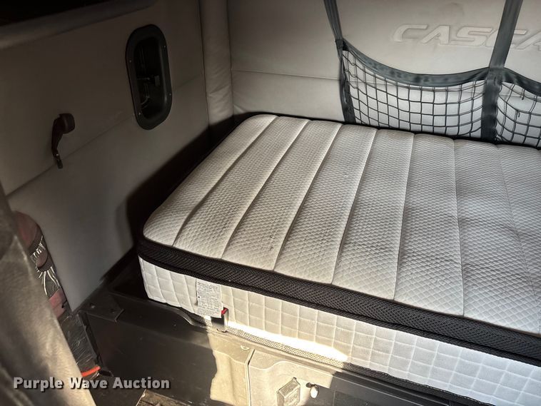 image for item DW7268 2020 Freightliner Cascadia semi truck