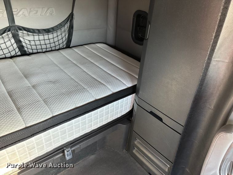 image for item DW7268 2020 Freightliner Cascadia semi truck