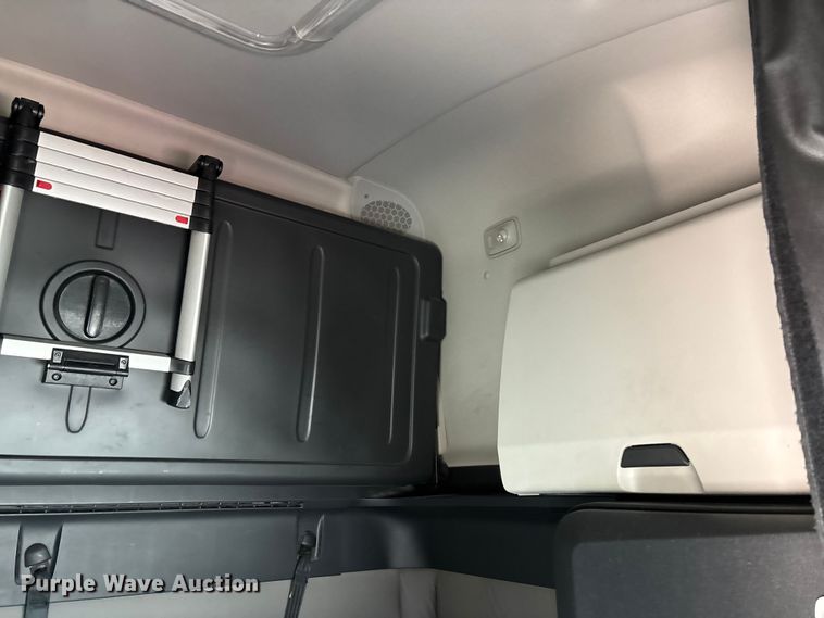 image for item DW7268 2020 Freightliner Cascadia semi truck