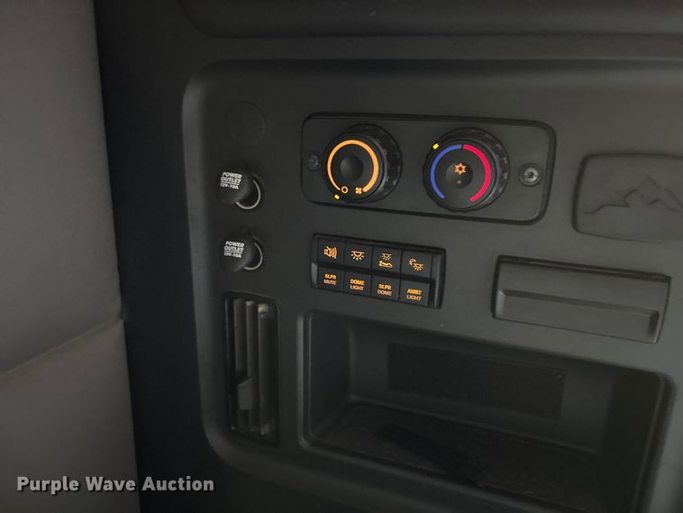 image for item DW7268 2020 Freightliner Cascadia semi truck