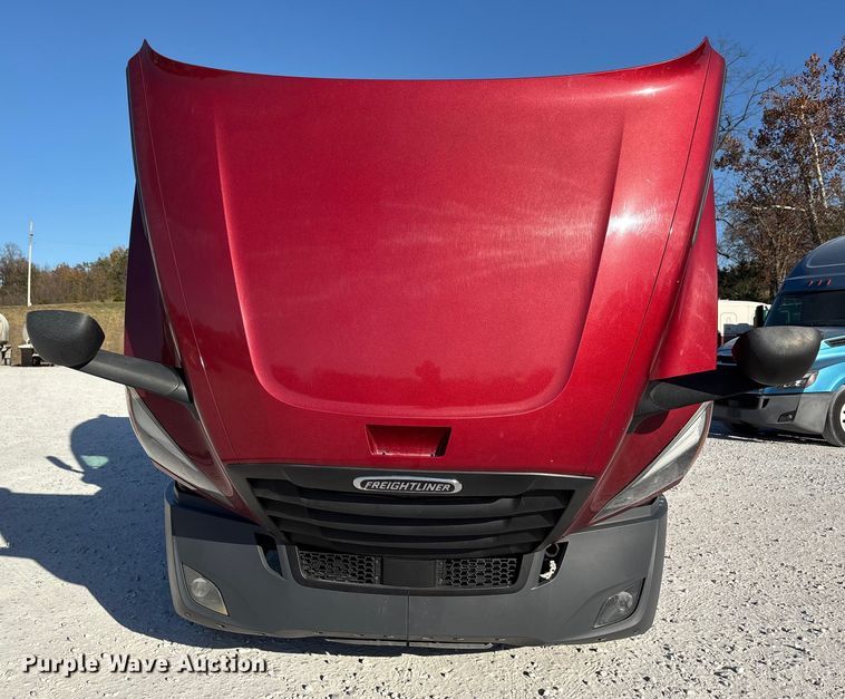 image for item DW7268 2020 Freightliner Cascadia semi truck