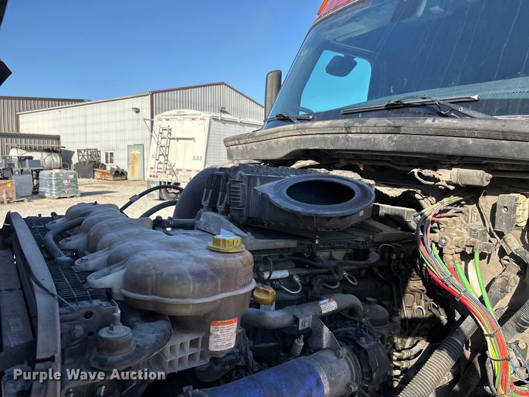 image for item DW7268 2020 Freightliner Cascadia semi truck