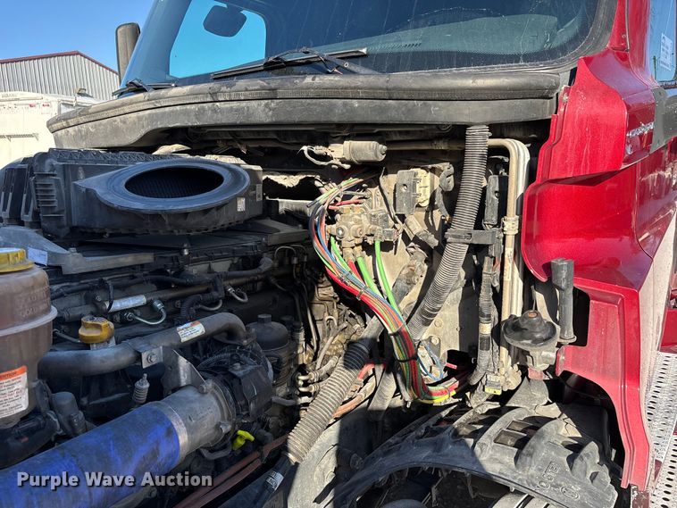 image for item DW7268 2020 Freightliner Cascadia semi truck