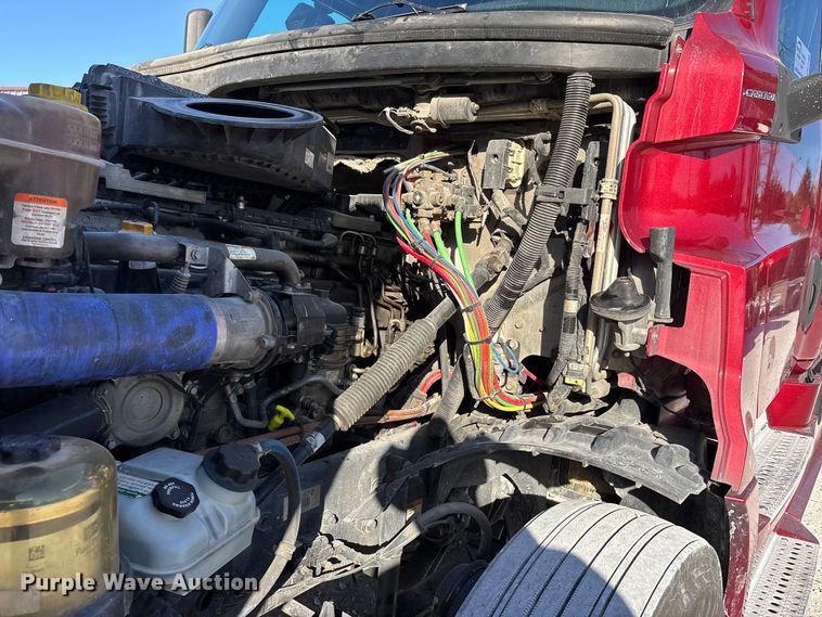 image for item DW7268 2020 Freightliner Cascadia semi truck