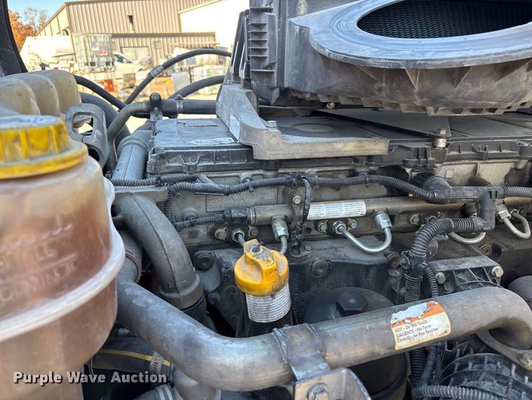 image for item DW7268 2020 Freightliner Cascadia semi truck