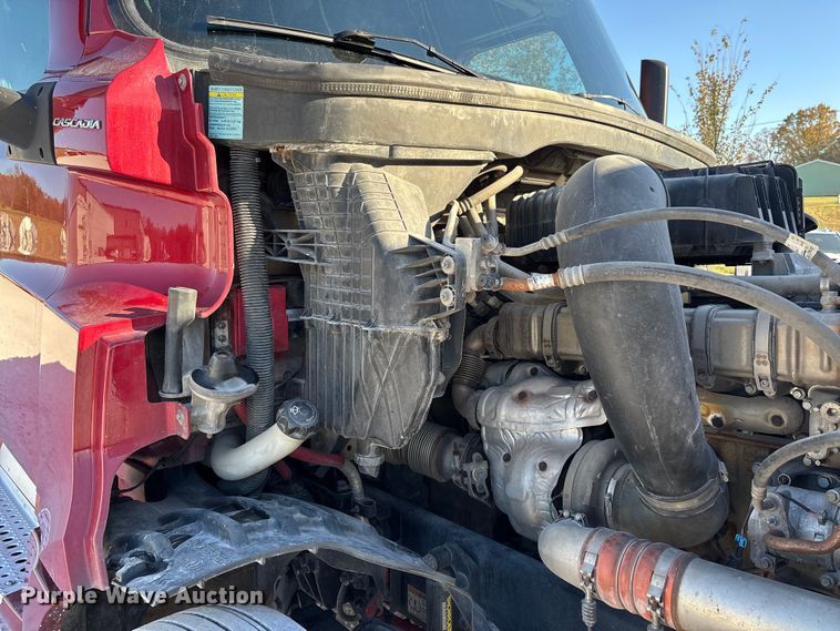 image for item DW7268 2020 Freightliner Cascadia semi truck