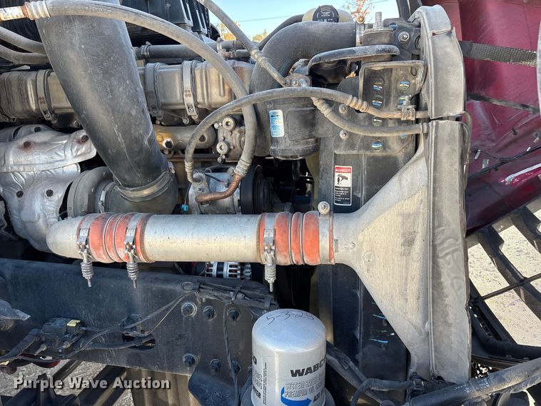 image for item DW7268 2020 Freightliner Cascadia semi truck