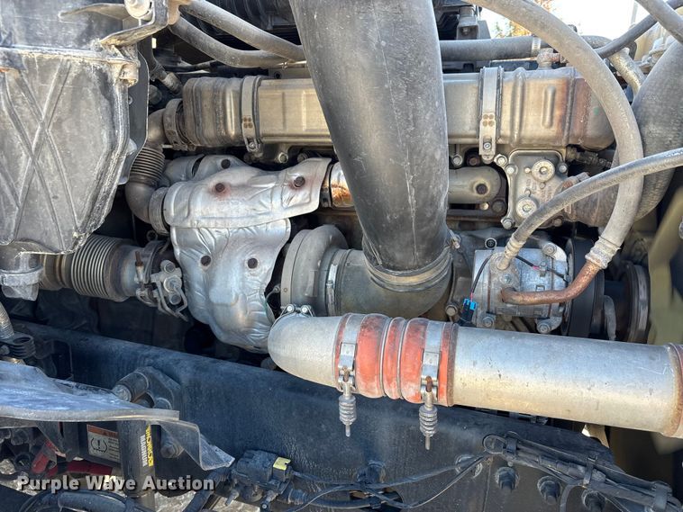 image for item DW7268 2020 Freightliner Cascadia semi truck