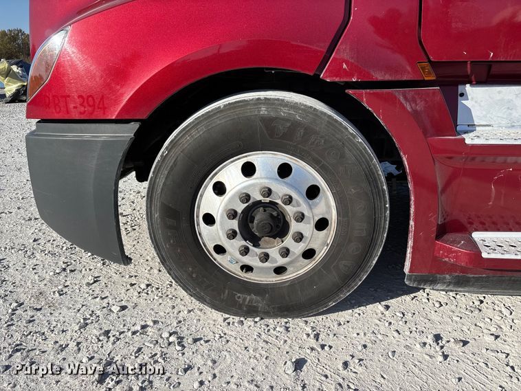 image for item DW7268 2020 Freightliner Cascadia semi truck