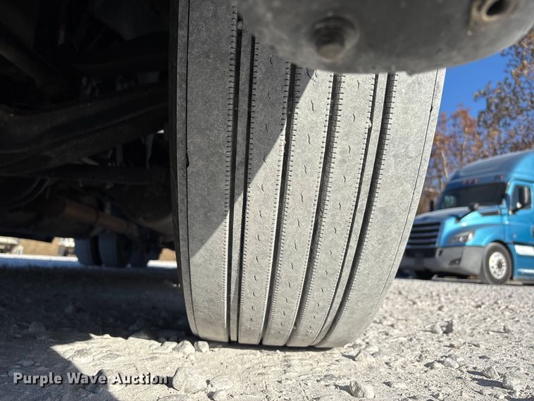 image for item DW7268 2020 Freightliner Cascadia semi truck