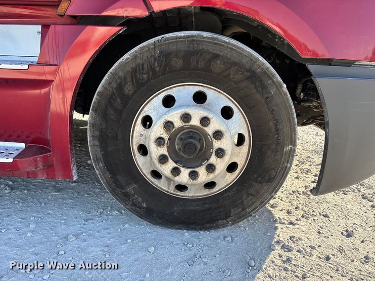 image for item DW7268 2020 Freightliner Cascadia semi truck