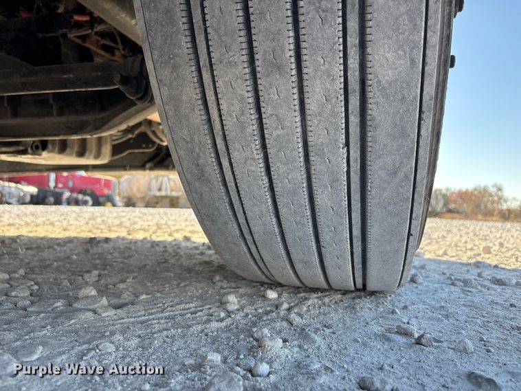 image for item DW7268 2020 Freightliner Cascadia semi truck