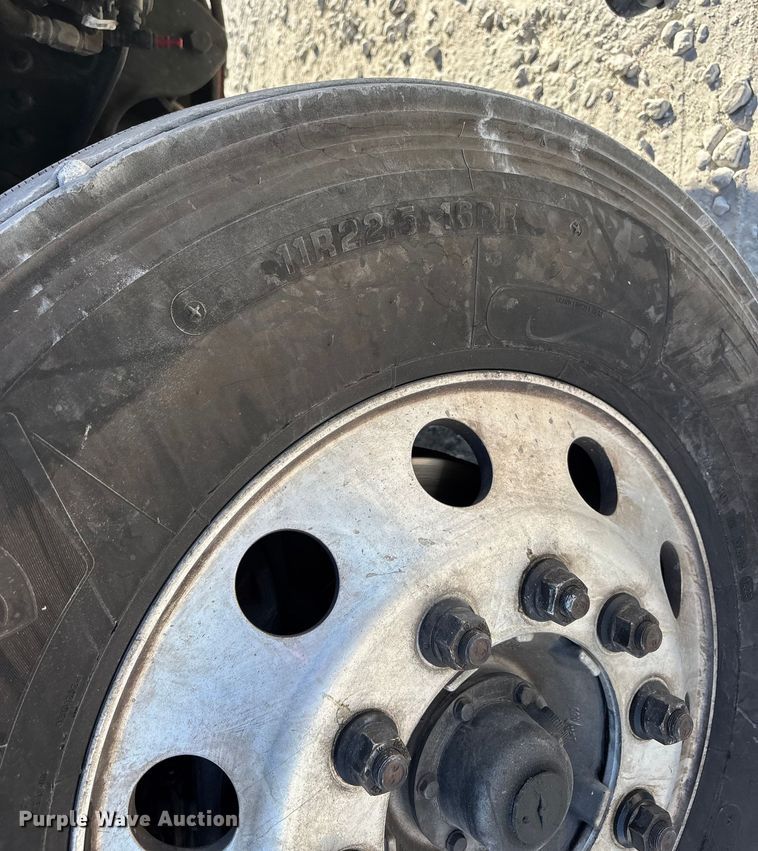 image for item DW7268 2020 Freightliner Cascadia semi truck