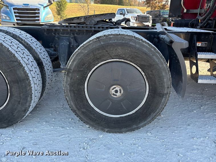 image for item DW7268 2020 Freightliner Cascadia semi truck