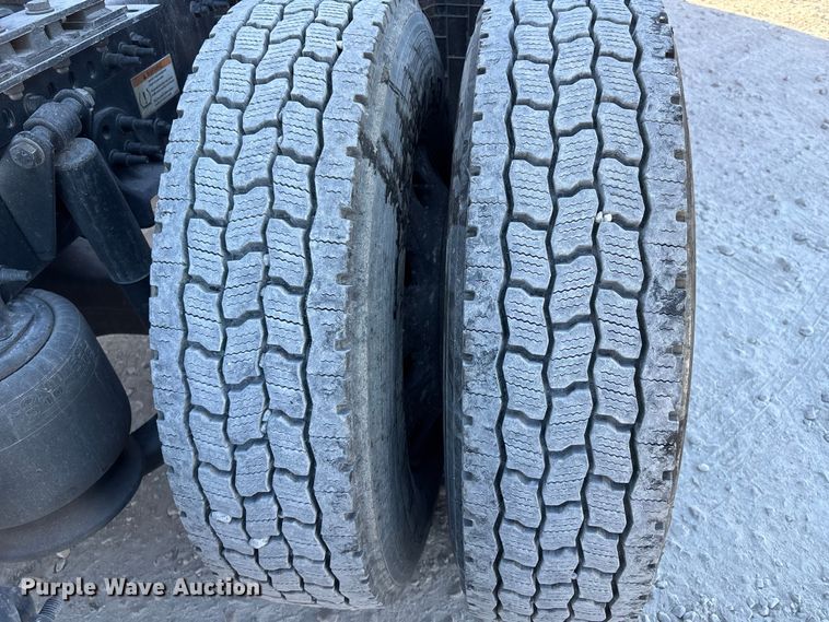 image for item DW7268 2020 Freightliner Cascadia semi truck