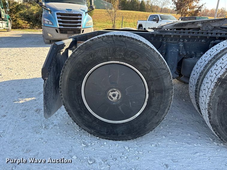 image for item DW7268 2020 Freightliner Cascadia semi truck