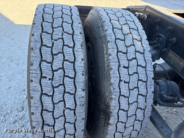 image for item DW7268 2020 Freightliner Cascadia semi truck