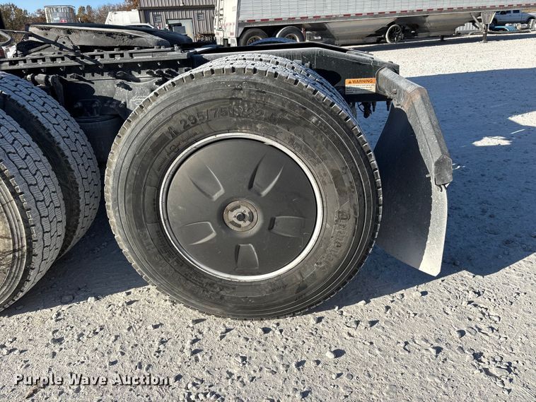 image for item DW7268 2020 Freightliner Cascadia semi truck