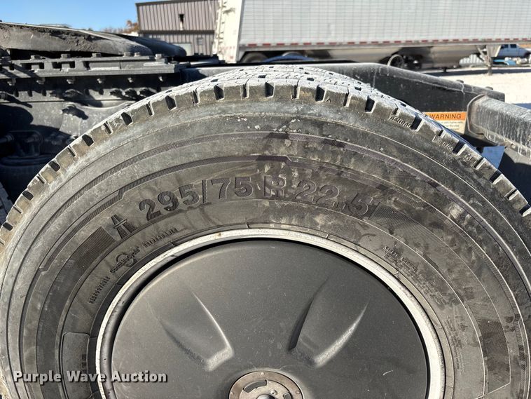 image for item DW7268 2020 Freightliner Cascadia semi truck