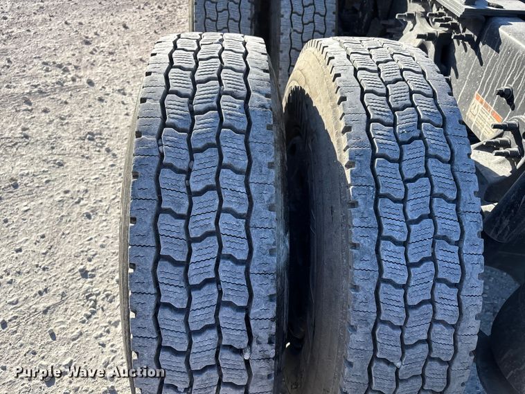 image for item DW7268 2020 Freightliner Cascadia semi truck